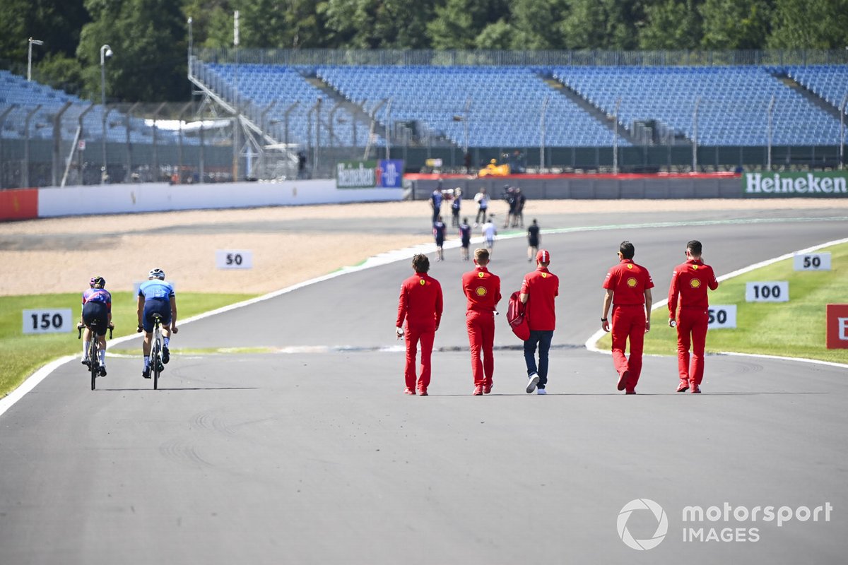 Valtteri Bottas, Mercedes-AMG Petronas F1 et Tiffany Cromwell parcourent la piste devant Sebastian Vettel, Ferrari alors qu'il marche sur la piste avec ses ingénieurs 
