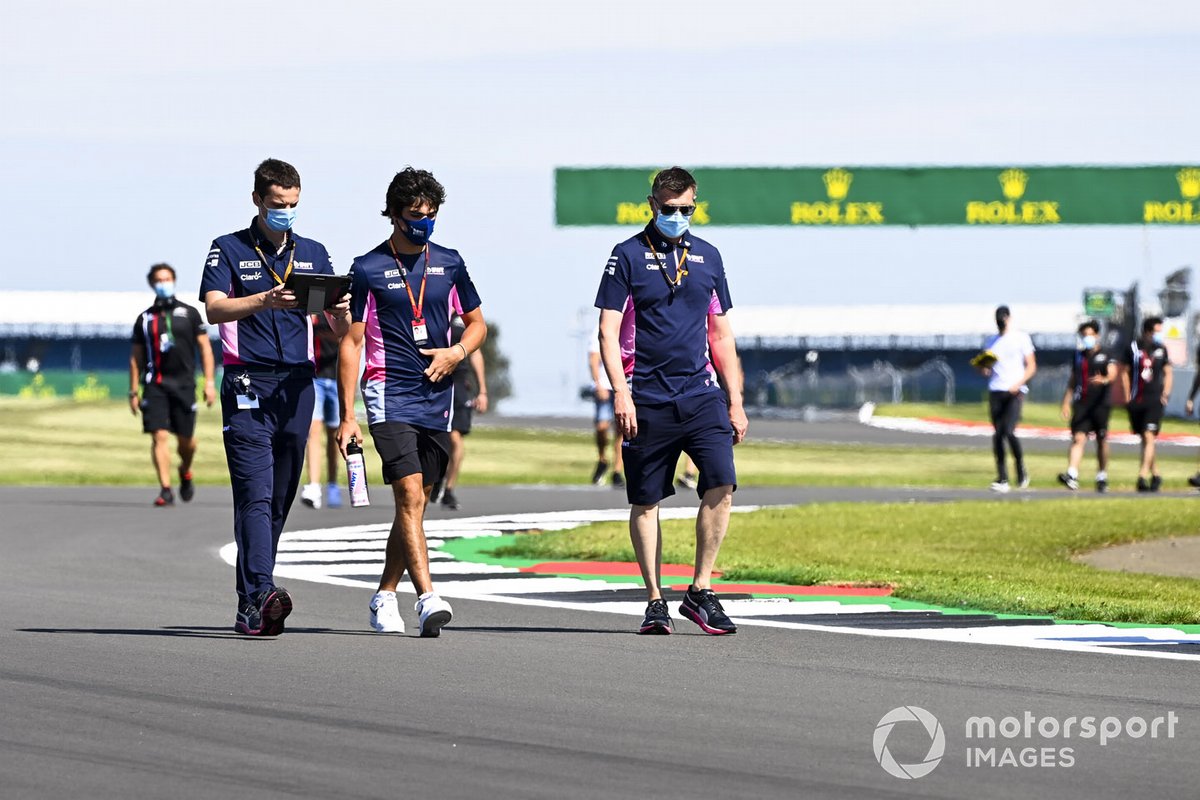 Lance Stroll, Racing Point parcourt la piste avec ses ingénieurs 
