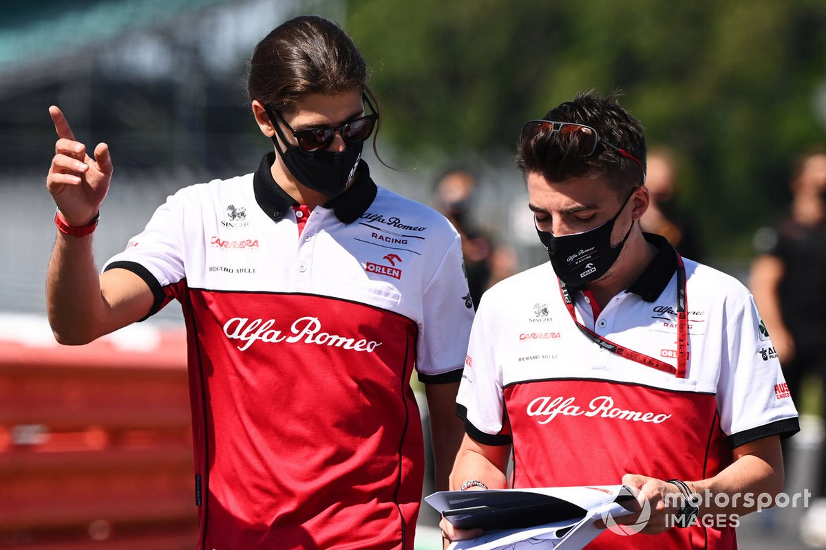 Antonio Giovinazzi, Alfa Romeo parcourt la piste avec un membre de l'équipe