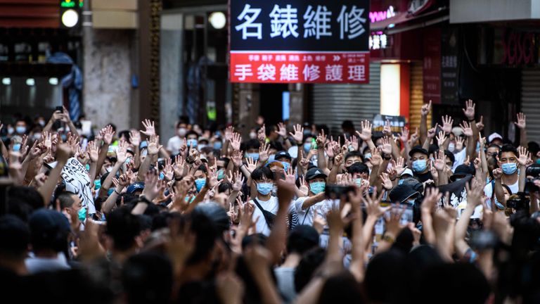 TOPSHOT - Des manifestants scandent des slogans et des gestes lors d'un rassemblement contre une nouvelle loi sur la sécurité nationale à Hong Kong le 1er juillet 2020, à l'occasion du 23e anniversaire du transfert de la ville de la Grande-Bretagne à la Chine.  - La police de Hong Kong a arrêté plus de 300 personnes le 1er juillet - dont neuf en vertu de la nouvelle loi chinoise sur la sécurité nationale - alors que des milliers de personnes défiaient l'interdiction des manifestations à l'occasion de l'anniversaire de la remise de la ville à la Chine.  (Photo par Anthony WALLACE / AFP) (Photo par ANTHONY WALLACE / AFP via Getty Images)