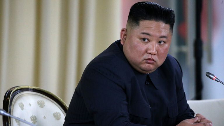 VLADIVOSTOK, RUSSIE - 25 AVRIL (RUSSIE OUT) Le leader nord-coréen Kim Jong-un prend la parole lors du sommet Russie - Corée du Nord le 25 avril 2019 à Vladivostok, Russie.  Le dirigeant nord-coréen Kim Jong-un se rend en Russie pour la première fois.  (Photo par Mikhail Svetlov / Getty Images)