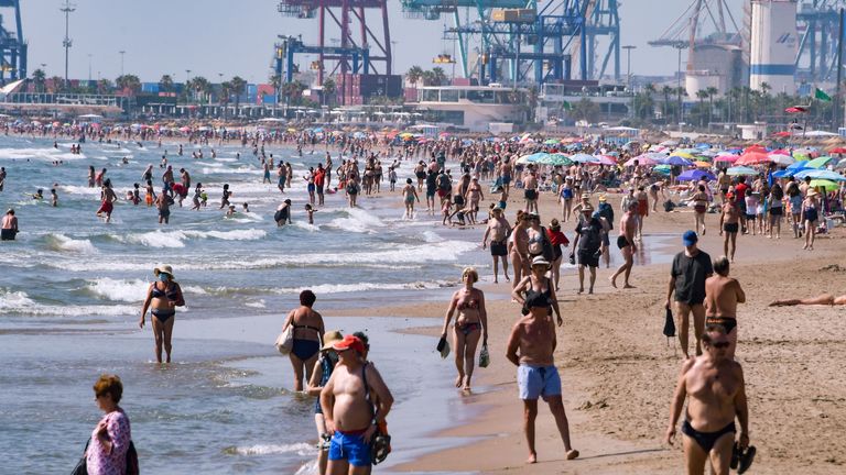 Les gens se font bronzer à la plage de La Malvarrosa à Valence le 01 juillet 2020.  - L'Union européenne a rouvert ses frontières aux visiteurs de 15 pays, mais a exclu les États-Unis, où les décès de coronavirus sont à nouveau en hausse, six mois après la déclaration du premier groupe en Chine.  (Photo par JOSE JORDAN / AFP) (Photo par JOSE JORDAN / AFP via Getty Images)