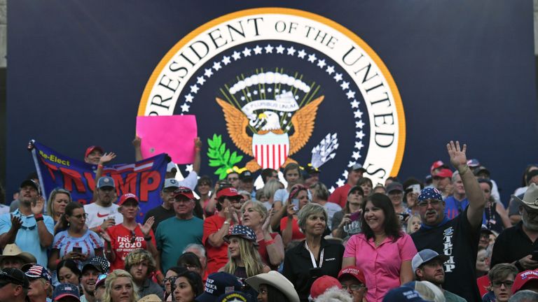 Les partisans du président américain Donald Trump assistent aux événements de la fête de l'indépendance au Mount Rushmore National Memorial à Keystone, Dakota du Sud, le 3 juillet 2020. (Photo de SAUL LOEB / AFP) (Photo de SAUL LOEB / AFP via Getty Images)