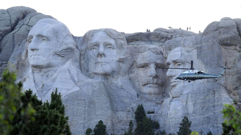 Le président américain Donald Trump et la première dame Melania Trump à bord de Marine One arrivent pour assister aux événements de la fête de l'indépendance au mont Rushmore à Keystone, Dakota du Sud, le 3 juillet 2020. (Photo de SAUL LOEB / AFP) (Photo de SAUL LOEB / AFP via Getty Images )
