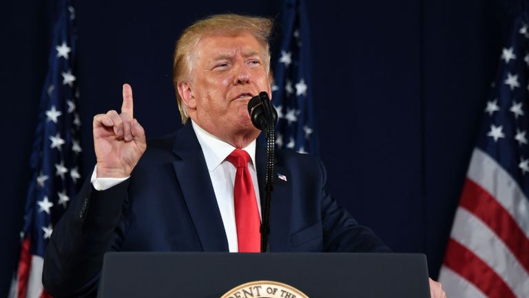 Le président américain Donald Trump fait des gestes lors de son discours lors des événements de la fête de l'indépendance au mémorial national du mont Rushmore à Keystone, Dakota du Sud, le 3 juillet 2020. (Photo de SAUL LOEB / AFP) (Photo de SAUL LOEB / AFP via Getty Images)