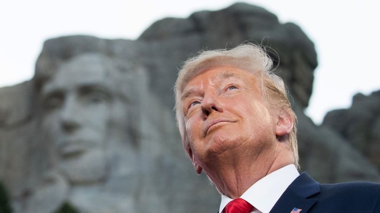 Le président américain Donald Trump arrive pour les événements de la fête de l'indépendance au Mount Rushmore National Memorial à Keystone, Dakota du Sud, le 3 juillet 2020. (Photo de SAUL LOEB / AFP) (Photo de SAUL LOEB / AFP via Getty Images)