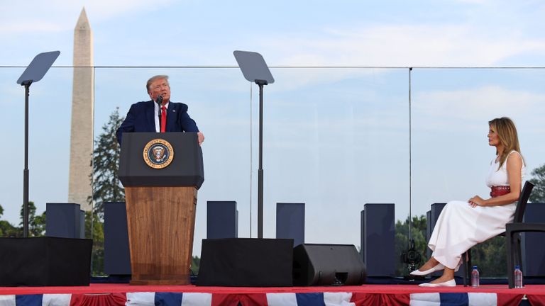 Le président américain Donald Trump parle alors que la première dame Melania Trump écoute au cours de la 2020 