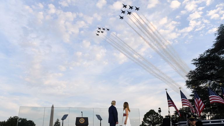 Le président américain Donald Trump et la première dame Melania Trump regardent les Thunderbirds et les Blue Angels survoler les avions en 2020 