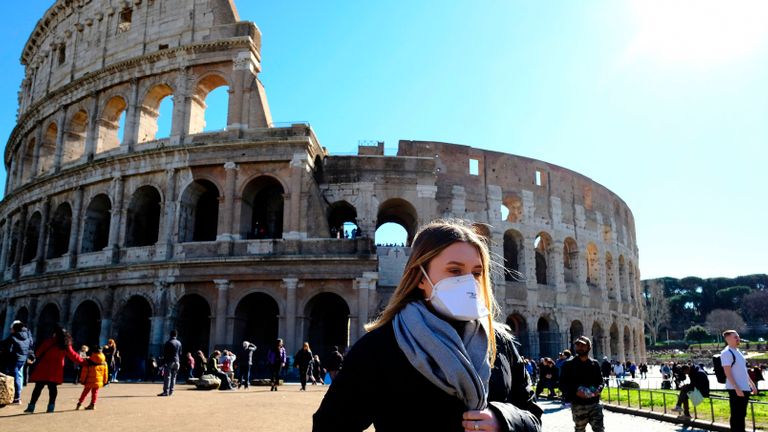 Touriste portant un masque respiratoire protecteur visite à l'extérieur du monument Colosseo (Colisée, Colisée) au centre-ville de Rome le 28 février 2020 au milieu de la peur de l'épidémie de Covid-19.  - Depuis le 23 février, plus de 50000 personnes ont été confinées dans 10 villes de Lombardie et une en Vénétie - une mesure drastique prise pour arrêter la propagation du nouveau coronavirus, qui a infecté quelque 400 personnes en Italie, principalement dans le nord.  (Photo par Andreas SOLARO / AFP) (Photo par ANDREAS SOLARO / AFP via Getty Images)