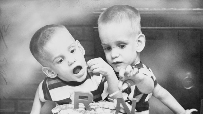 (Légende originale) Les jumeaux siamois de l'Ohio célèbrent l'anniversaire.  Dayton, Ohio: Donnie et Ronnie Galyon, des jumeaux siamois de Dayton, sont montrés en train de faire un travail de démolition sur le gros gâteau qui comportait leur deuxième fête d'anniversaire.  Le gâteau a été fait par leur mère, Mme Wesley Galyon, mais les garçons semblent préférer la bougie au glaçage.  Les jumeaux pèsent maintenant 54 livres.