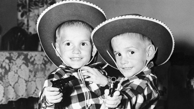 (Légende originale) Les jumeaux siamois Ronnie et Donnie Galyon posent dans leurs costumes de cow-boy pour leur troisième anniversaire à Dayton.  Les enfants sont unis à la taille.  Les médecins disent que la chirurgie pour les séparer signifierait la mort pour un.  Parents des jumeaux, M. et Mme. Wesley Galyon a dit 