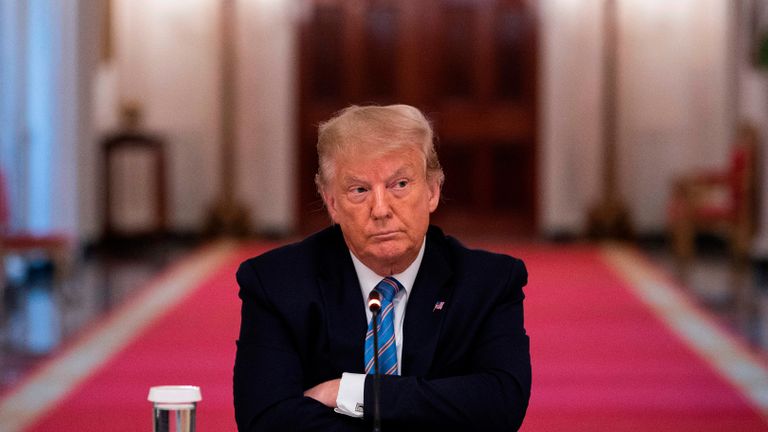 Le président américain Donald Trump est assis les bras croisés lors d'une table ronde sur la réouverture sûre des écoles des Amériques pendant la pandémie de coronavirus, dans la salle Est de la Maison Blanche le 7 juillet 2020, à Washington, DC.  (Photo par JIM WATSON / AFP) (Photo par JIM WATSON / AFP via Getty Images)