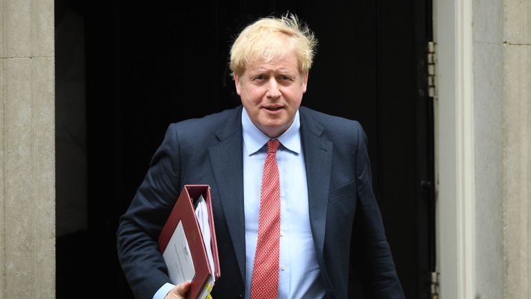 Le Premier ministre Boris Johnson quitte le 10 Downing Street, à Westminster, Londres, pour assister aux questions du Premier ministre aux Chambres du Parlement.