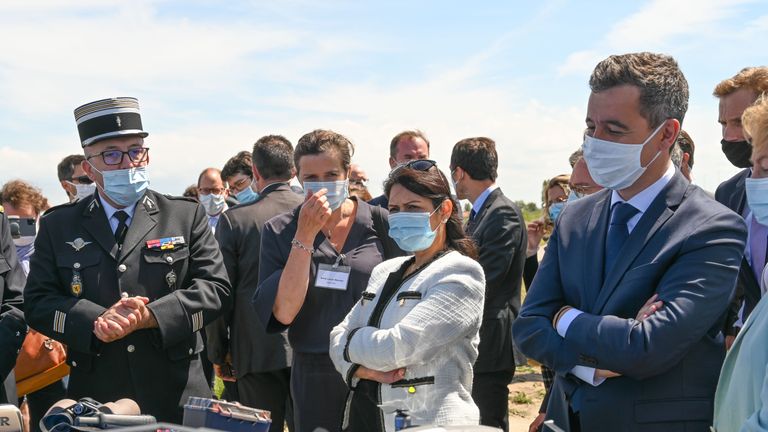 Le ministre britannique de l'Intérieur Priti Patel (C) et le ministre français de l'Intérieur Gerald Darmanin (R), portant des masques faciaux, examinent les équipements de la police française lors de leur visite à Calais le 12 juillet 2020. (Photo DENIS CHARLET / AFP) (Photo DENIS CHARLET / AFP via Getty Images)