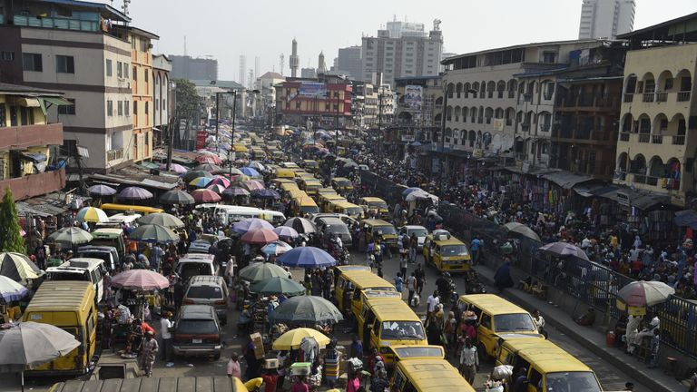 Les vendeurs routiers reprennent la route d'Idumota pour vendre leurs marchandises avant le festival de Noël à Lagos, le 16 décembre 2019. - Alors que le festival et les vacances de Noël approchent, Lagos metroplis, la capitale commerciale du Nigéria est une ruche d'activités et presque à son apogée en tant que peuple Achetez des articles-cadeaux pour vos proches, vos amis et vos proches, malgré l'impasse du trafic qui règne, l'alimentation électrique erratique et la vague de chaleur la plus intense de son histoire associée au changement climatique.  (Photo de PIUS UTOMI EKPEI / AFP) (Photo de PIUS UTOMI EKPEI / AFP via Getty Images)