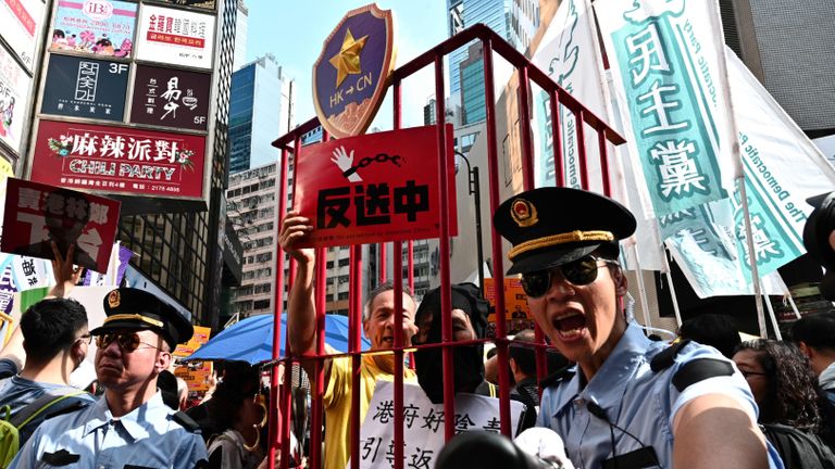 TOPSHOT - Des militants assistent à une manifestation à Hong Kong le 28 avril 2019 contre une décision controversée du gouvernement d'autoriser les extraditions vers le continent chinois.  - Le gouvernement de Hong Kong a récemment annoncé son intention de réviser ses règles d'extradition, permettant le transfert de fugitifs avec Taiwan, Macao et la Chine continentale sur un 