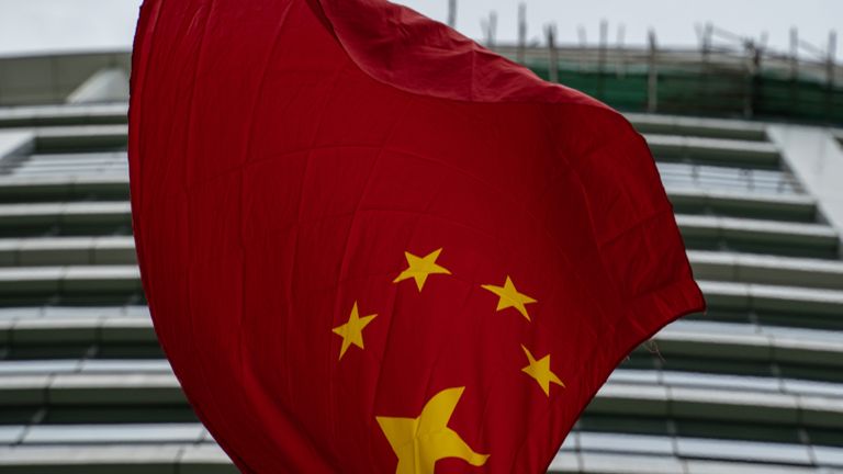 HONG KONG, CHINE - 08 JUILLET: Un drapeau chinois flotte devant le Bureau de sauvegarde de la sécurité nationale du gouvernement populaire central dans la région administrative spéciale de Hong Kong après son inauguration officielle le 8 juillet 2020 à Hong Kong, Chine.  La Chine a ouvert son nouveau bureau pour superviser et guider l'application par le gouvernement local de la nouvelle loi sur la sécurité nationale.  (Photo par Anthony Kwan / Getty Images)