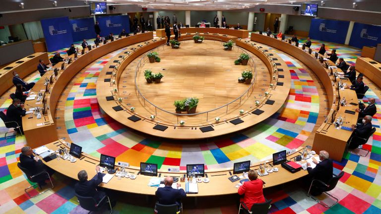 Une vue générale du début du Conseil de l'Union européenne à Bruxelles le 17 juillet 2020, alors que les dirigeants de l'Union européenne tiennent leur premier sommet face à face sur un plan de sauvetage économique post-virus.  - L'UE a été plongée dans une crise économique historique par la crise des coronavirus, et les responsables de l'UE ont élaboré des plans pour un énorme plan de relance afin de sortir leurs pays du verrouillage.  (Photo de FRANCOIS LENOIR / POOL / AFP) (Photo de FRANCOIS LENOIR / POOL / AFP via Getty Images)