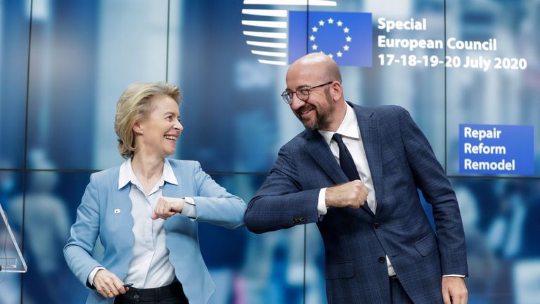 La présidente de la Commission européenne Ursula Von Der Leyen (à gauche) et le président du Conseil européen Charles Michel (à droite) se bousculent à la fin de la conférence de presse après un sommet européen de quatre jours au Conseil européen de Bruxelles, en Belgique, au début du 21 juillet 2020. - Les dirigeants de l'UE ont approuvé un paquet de 750 milliards d'euros pour relancer leurs économies ravagées par les coronavirus après un sommet difficile de 90 heures le 21 juillet, ainsi qu'un budget d'un billion d'euros pour les sept prochaines années.  (Photo par STEPHANIE LECOCQ / POOL / AFP) (Photo par STEPHANIE LECOCQ / POOL / AFP via Getty Images)