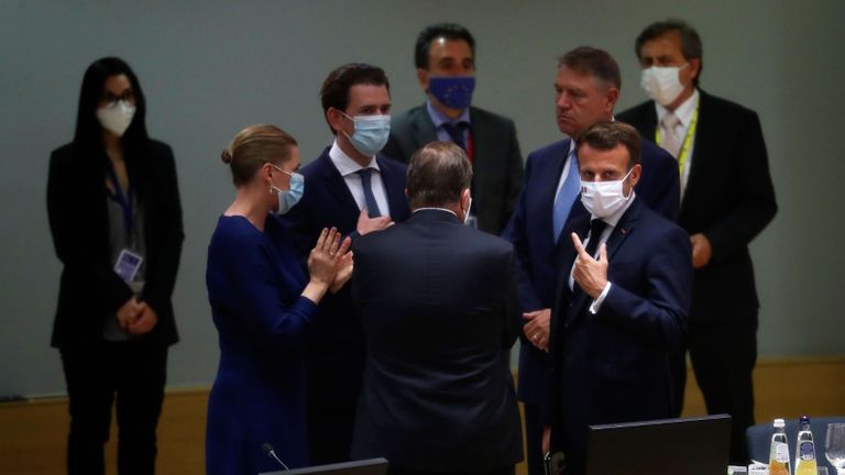 Le président français Emmanuel Macron (R), le Premier ministre suédois Stefan Lofven (C) et le Premier ministre danois Mette Frederiksen (L) s'expriment lors d'une table ronde lors d'un sommet de l'UE sur un plan de sauvetage économique post-virus à Bruxelles, le 20 juillet , 2020. - Les dirigeants de l'UE se sont réunis pour une quatrième journée le 20 juillet lors d'un sommet pour tenter de débloquer un ensemble de prêts et d'aide directe de plusieurs milliards d'euros afin de sortir l'Europe de la récession provoquée par la pandémie.  (Photo par Francisco Seco / POOL / AFP) (Photo par FRANCISCO SECO / POOL / AFP via Getty Images)