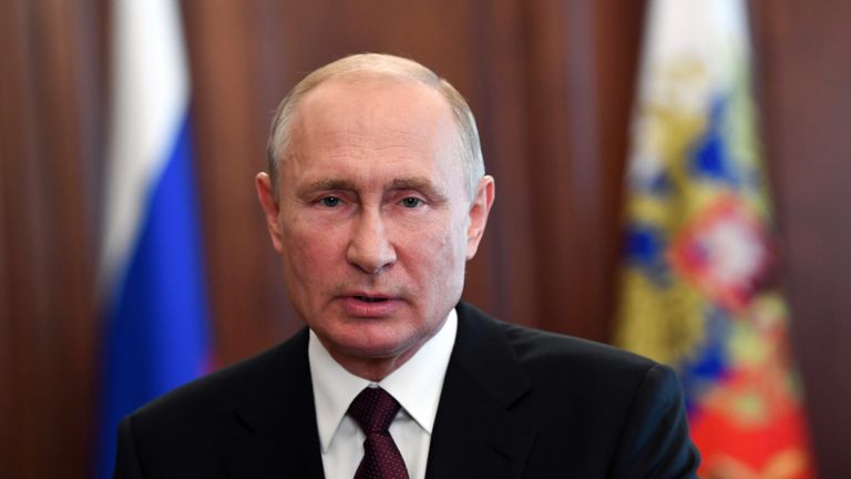 Le président russe Vladimir Poutine s'adresse aux sortants scolaires et aux diplômés universitaires à Moscou le 27 juin 2020, au milieu de la crise liée à la pandémie de Covid-19 causée par le nouveau coronavirus.  (Photo par Alexey NIKOLSKY / Sputnik / AFP) (Photo par ALEXEY NIKOLSKY / Sputnik / AFP via Getty Images)