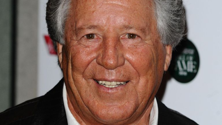 Mario Andretti arrive au premier Hall of Fame du sport automobile qui s'est tenu au Roundhouse de Camden, Londres.