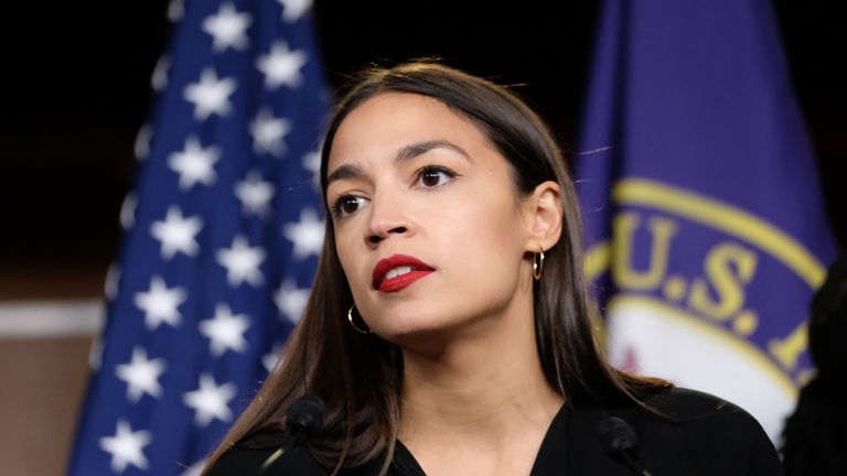 WASHINGTON, DC - 15 juillet: la représentante américaine Alexandria Ocasio-Cortez (D-NY) fait une pause tout en parlant lors d'une conférence de presse au Capitole américain le 15 juillet 2019 à Washington, DC.  Le président Donald Trump a intensifié ses attaques contre quatre femmes démocrates progressistes, affirmant que si elles n'étaient pas heureuses aux États-Unis 