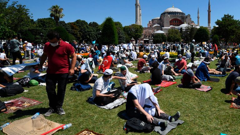 Les hommes attendent le 24 juillet 2020 devant Sainte-Sophie à Istanbul pour assister à la prière du vendredi, la première prière musulmane tenue au monument depuis qu'elle a été reconvertie en mosquée malgré la condamnation internationale.  - Un tribunal turc de haut niveau a révoqué le statut de musée du sixième siècle le 10 juillet et le président turc a ensuite ordonné la réouverture du bâtiment pour le culte musulman.  Le site du patrimoine mondial de l'UNESCO dans la ville historique d'Istanbul a d'abord été construit comme une cathédrale dans l'Empire byzantin chrétien, mais a été converti en mosquée après la conquête ottomane de Constantinople en 1453. (Photo par OZAN KOSE / AFP) (Photo par OZAN KOSE / AFP via Getty Images)