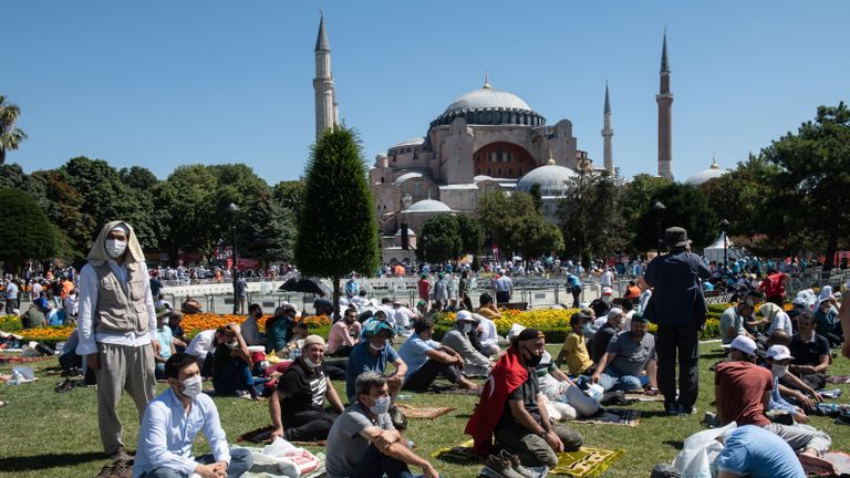 ISTANBUL, TURQUIE - 24 JUILLET: Les gens se rassemblent avant les premières prières officielles du vendredi devant la mosquée Sainte-Sophie le 24 juillet 2020 à Istanbul, en Turquie.  Le président turc Recep Tayyip Erdogan a assisté à la première prière du vendredi à l'intérieur de la mosquée Sainte-Sophie après sa reconversion officielle en mosquée à partir d'un musée.  La décision controversée de changer le statut des bâtiments emblématiques est intervenue après que la plus haute cour administrative de Turquie a voté le 10 juillet pour révoquer le statut des structures en tant que musée, ce qui permet de les reconvertir en mosquée.  Tout au long de son histoire, le site du patrimoine mondial de l'UNESCO a servi de cathédrale byzantine, de mosquée sous domination ottomane et, plus récemment, de musée.  Des milliers de fidèles de toute la Turquie ont afflué sur le site pour avoir la chance de prier à l'intérieur du bâtiment historique pour les premières prières du vendredi.  (Photo par Burak Kara / Getty Images)
