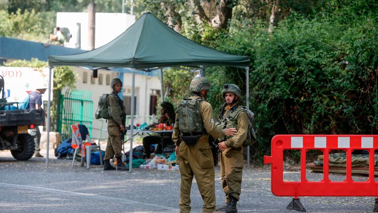 Des soldats israéliens ont installé un point de contrôle sur la route Ghajar-Majdal Shams près de la Ligne bleue qui sépare Israël et le Liban, après des informations faisant état d'affrontements dans la zone frontalière, le 27 juillet 2020 (Photo de Jalaa MAREY / AFP) (Photo par JALAA MAREY / AFP via Getty Images)