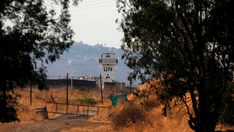 Une photo prise du côté israélien de la Ligne bleue qui sépare Israël et le Liban montre un poste de surveillance de la FINUL de la force de maintien de la paix des Nations Unies, au milieu des informations faisant état d'affrontements dans la zone frontalière, le 27 juillet 2020 (photo de Jalaa MAREY / AFP) ( Photo par JALAA MAREY / AFP via Getty Images)