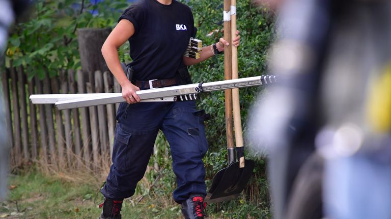 HANOVER, ALLEMAGNE - 29 JUILLET: Les forces de police marchent devant un jardin d'attribution pour poursuivre leurs recherches le 29 juillet 2020 à Hanovre, en Allemagne.  Les enquêteurs allemands ont commencé tôt le deuxième jour pour rechercher un lotissement appartenant à Christian Brueckner, qui a été désigné comme le principal suspect dans la disparition de la petite britannique Madeleine McCann.  Madeleine McCann a disparu d'un appartement à Praia Da Luz, au Portugal, alors qu'elle était en vacances avec ses parents et ses jumelles en mai 2007. (Photo par Alexander Koerner / Getty Images)