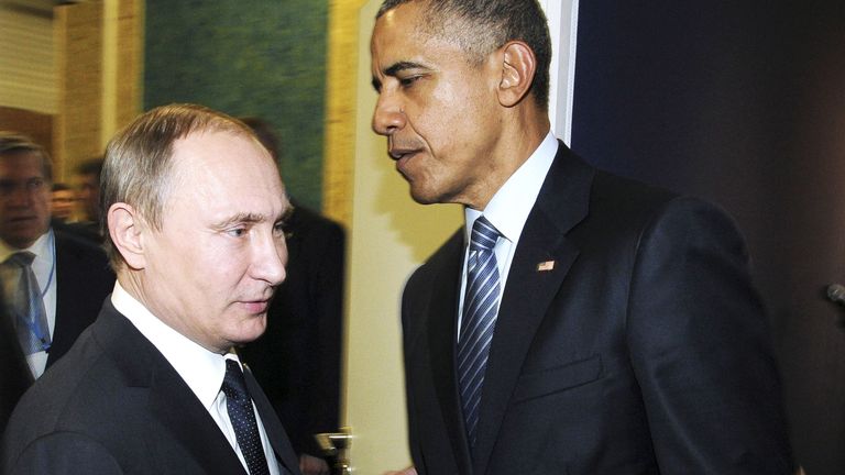 DATE D'IMPORTATION: 30 novembre 2015 Le président russe Vladimir Poutine (L), serre la main du président américain Barack Obama alors qu'ils se réunissent lors de la Conférence mondiale sur le changement climatique 2015 (COP21) au Bourget, près de Paris, France, le 30 novembre 2015. REUTERS / Mikhail Klimentyev / Sputnik / Kremlin ATTENTION RÉDACTEURS - CETTE IMAGE A ÉTÉ FOURNIE PAR UN TIERS.  IL EST DISTRIBUÉ, EXACTEMENT TEL QUE REUTERS, EN TANT QUE SERVICE AUX CLIENTS.  IMAGES TPX DU JOUR
