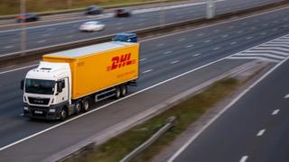 Camion DHL en mouvement sur l'autoroute - Photographie de stock