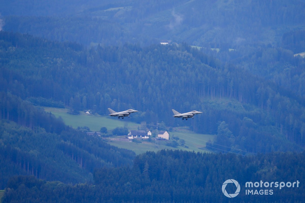 Une paire de typhons Eurofighter de l'Air Force autrichienne en approche
