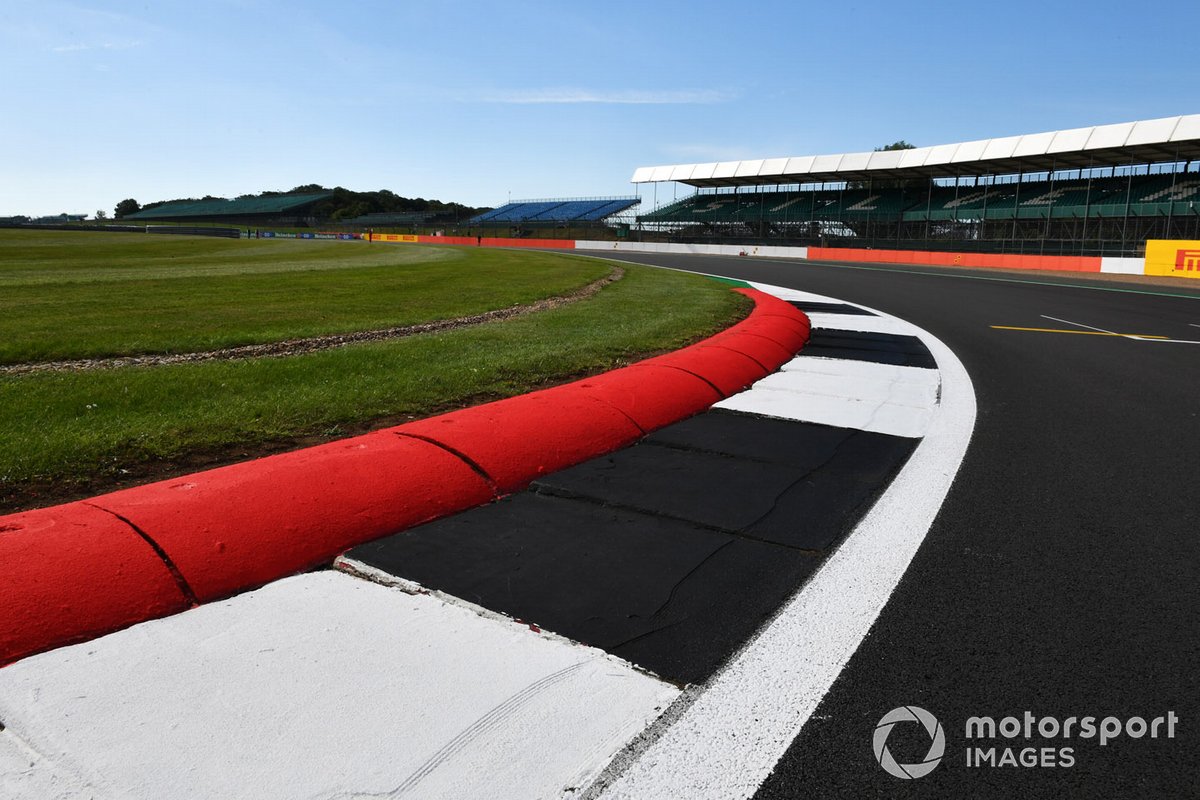 Une vue sur l'un des trottoirs de Silverstone