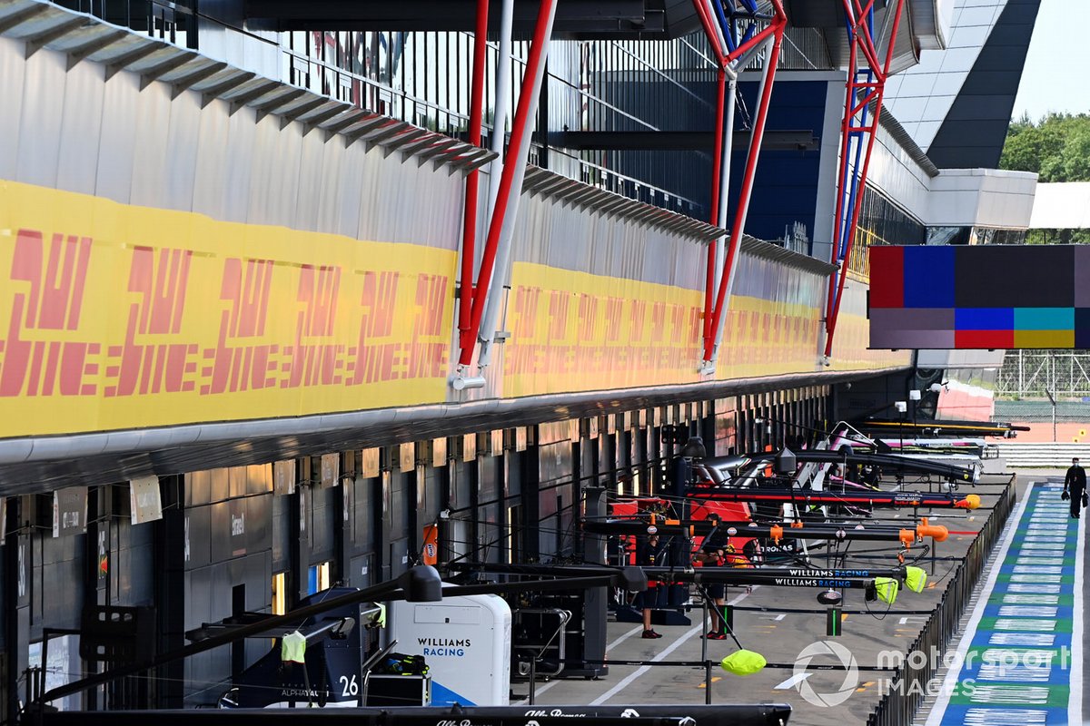 Une vue le long de la voie des stands