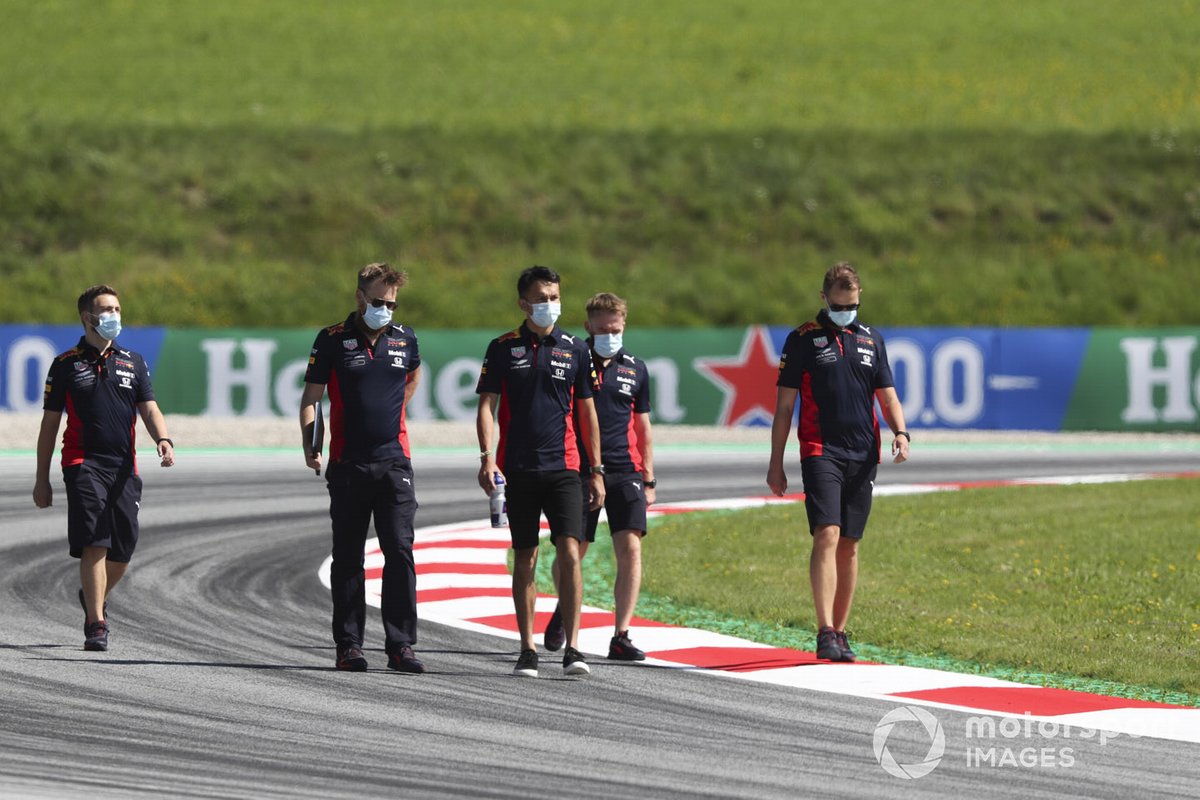 Alex Albon, Red Bull Racing parcourt la piste avec son équipe