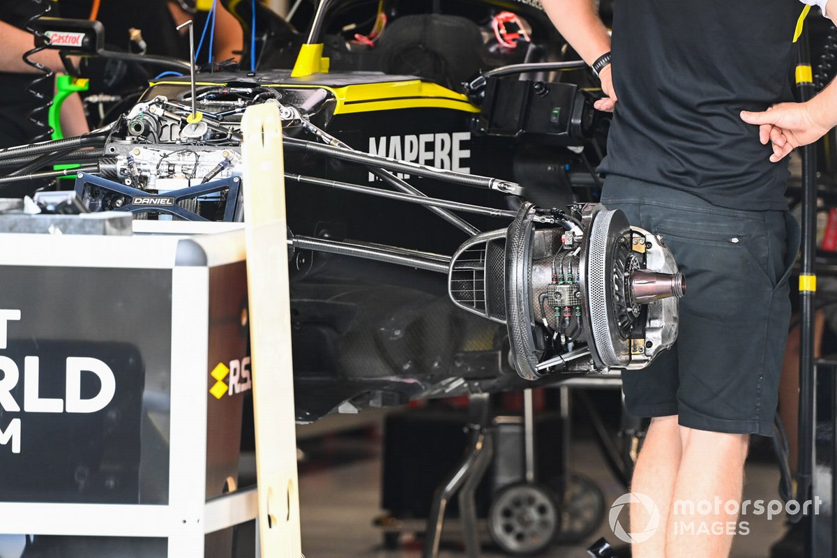 Renault F1 Team RS20 dans le garage de l'équipe