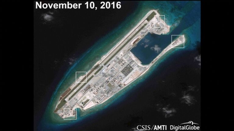 Image AMTI montrant apparemment des canons anti-aériens sur Fiery Cross Reef dans la mer de Chine méridionale