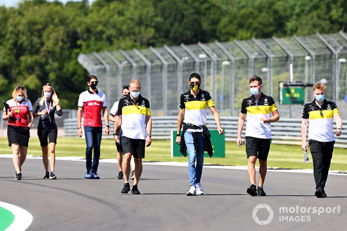 Esteban Ocon, Renault F1 parcourt la piste avec des membres de l'équipe avec Antonio Giovinazzi, Alfa Romeo faisant de même derrière
