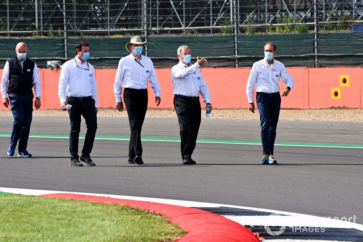 Le personnel de la FIA marche sur la piste