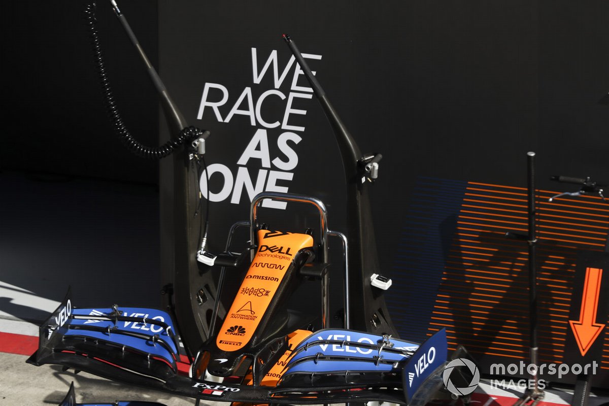 Aile avant du MCL35 devant le logo We Race As One