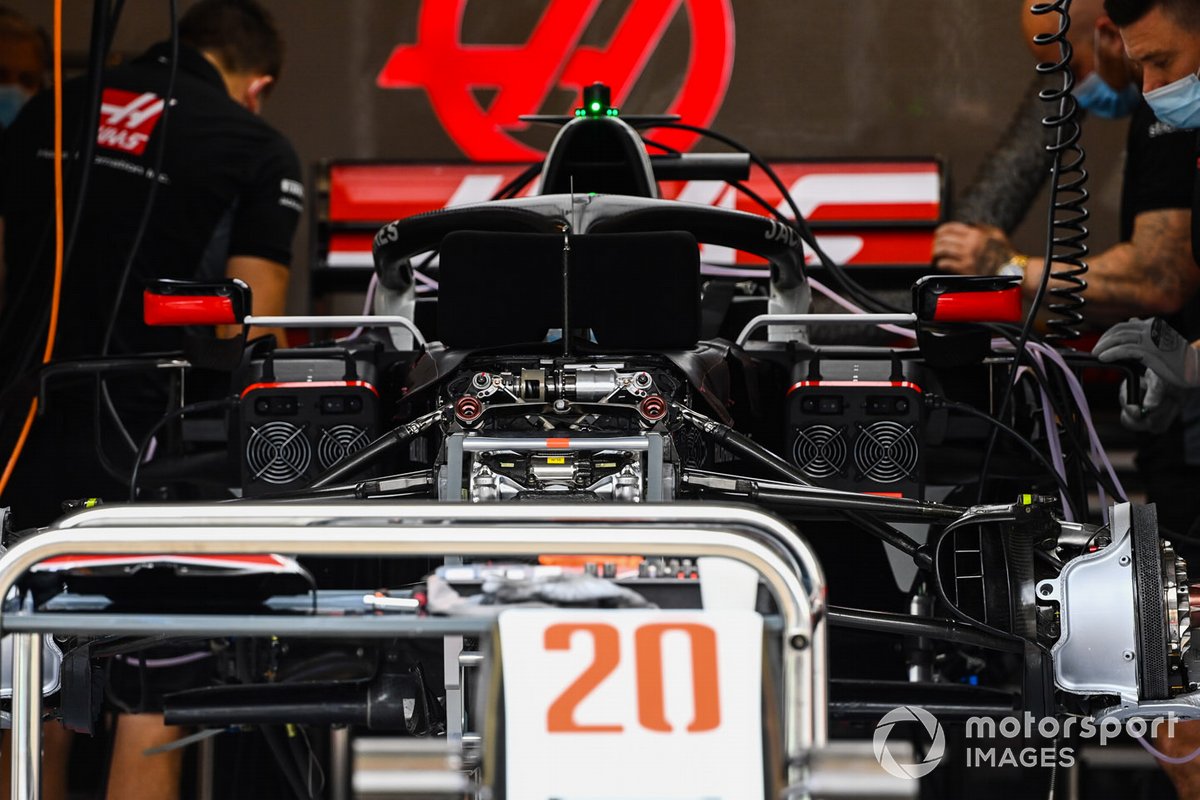 Des mécaniciens Haas au travail dans le garage de l'équipe