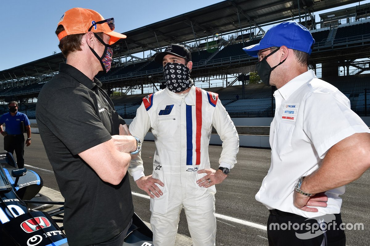 Jimmie Johnson avec Scott Dixon et Barry Wanser, directeur de l'équipe Chip Ganassi Racing. 