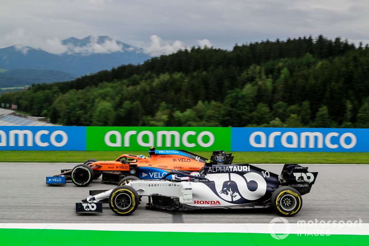 Lando Norris, McLaren MCL35 et Pierre Gasly, AlphaTauri AT01 