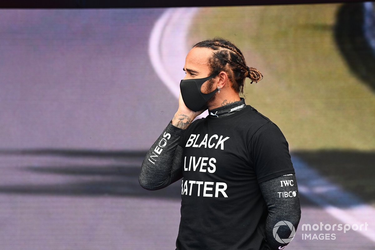 Lewis Hamilton, Mercedes-AMG Petronas F1, se tient sur la grille à l'appui de la campagne End Racism