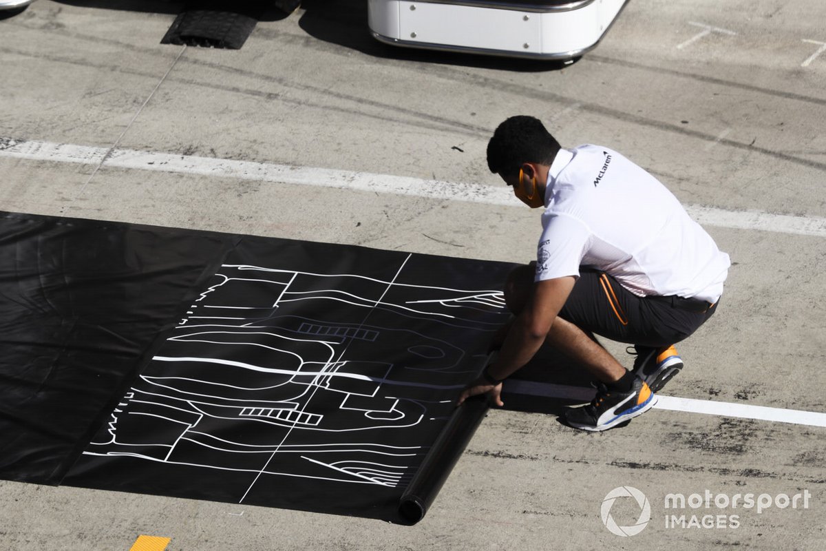 Membre de l'équipe McLaren dans la voie des stands