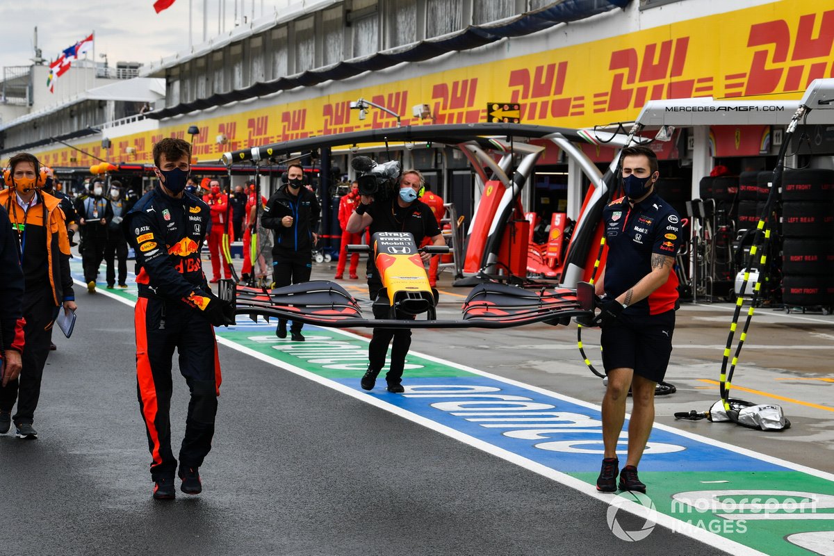 Les mécaniciens se précipitent pour remplacer l'aileron avant endommagé de Max Verstappen, Red Bull Racing RB16