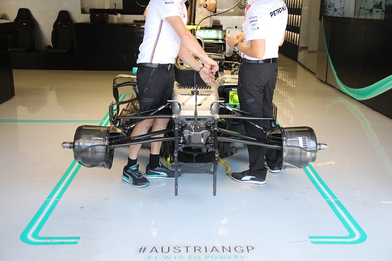 Mercedes AMG F1 W10, avant